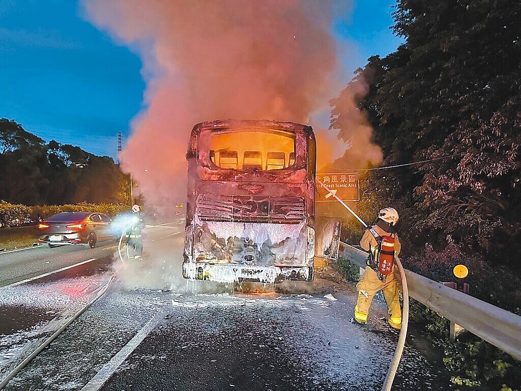 交通部統計，今年國道大型車17件死亡事故中有65％肇因為分心疲勞駕駛。圖為日前大都會客運在國道1號起火燃燒，基隆市消防局馳援滅火。（基隆市消防局提供）
