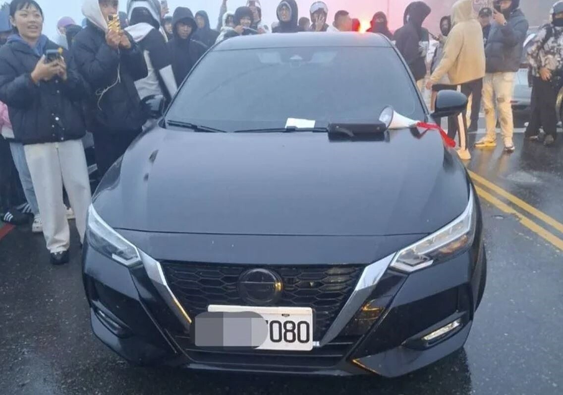 合歡山見追星潮有誇張違停引發塞車,用路人氣炸,也有人與違停車輛合影,影音在網路瘋傳,被封為「武嶺7080」事件。圖/民眾提供