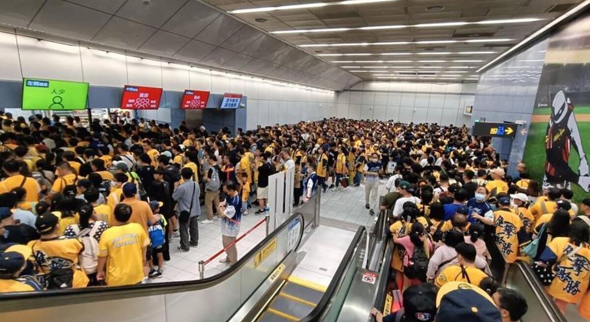 議員李明賢貼出球賽散場人潮照片,表示北捷因應大巨蛋散場,電扶梯卻又沒即時管制或關閉,人流一直被推擠往下,實在非常危險,還好沒發生意外。圖/引用自李明賢臉書