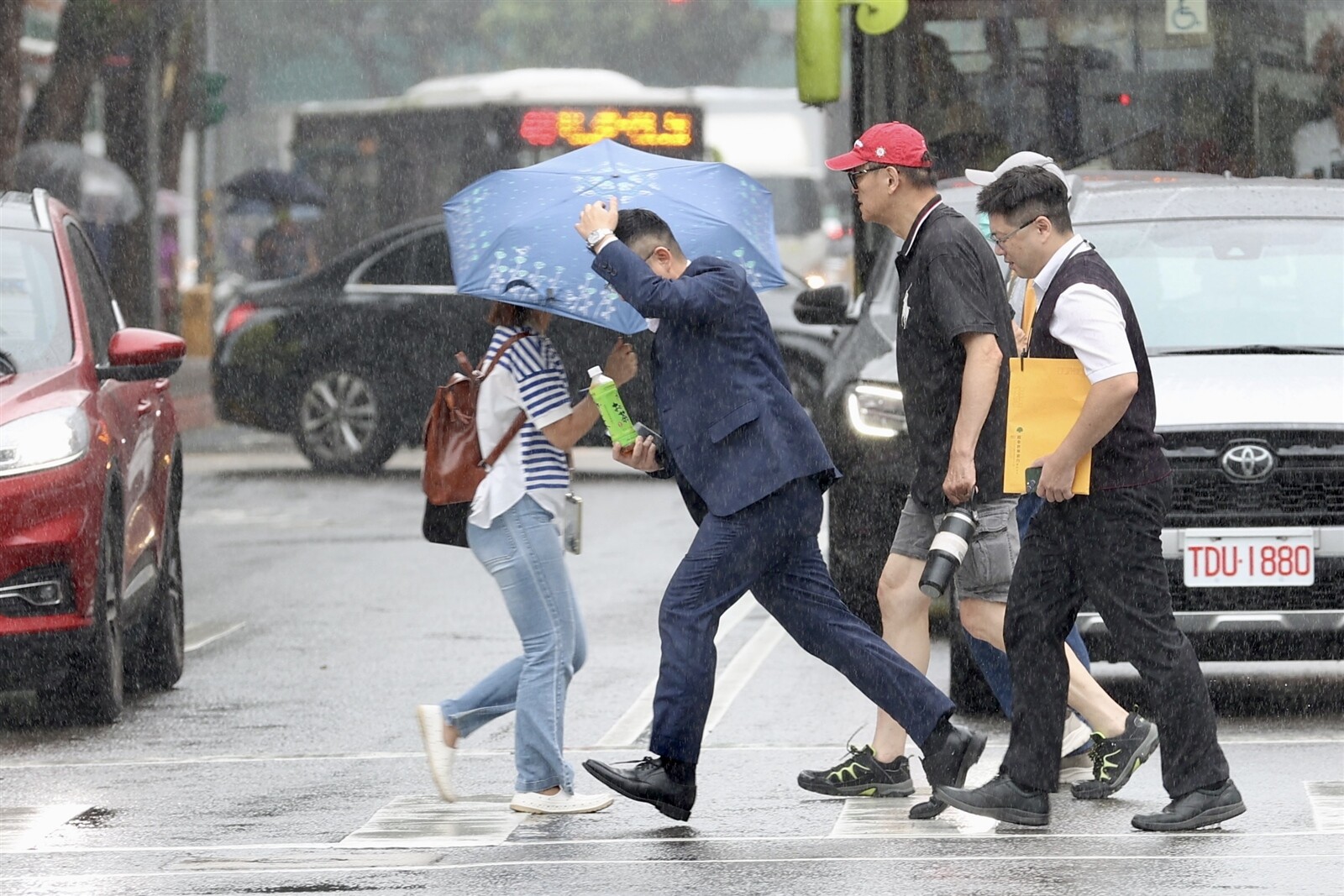 受東北風影響，今宜蘭縣山區有局部豪雨或大豪雨，基隆北海岸及台北市山區有局部大雨或豪雨，宜蘭、花蓮及新北（汐止區）地區有局部大雨發生的機率。聯合報系資料照片 