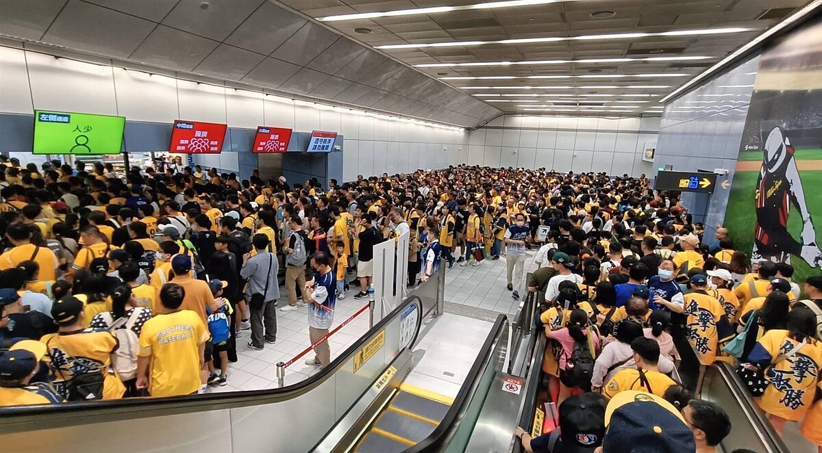 議員李明賢貼出19日晚球賽散場人潮照片,表示北捷因應大巨蛋散場,電扶梯卻又沒即時管制或關閉,人流一直被推擠往下,實在非常危險,還好沒發生意外。圖/引用自李明賢臉書