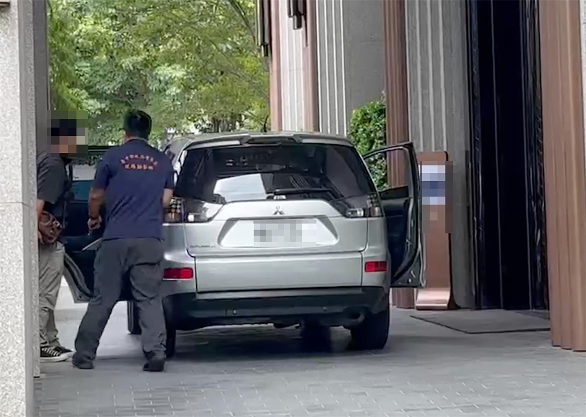 台中市七期豪宅19日傳出許姓男子陳屍該處,警方今再度前往現場採證。記者陳宏睿/翻攝