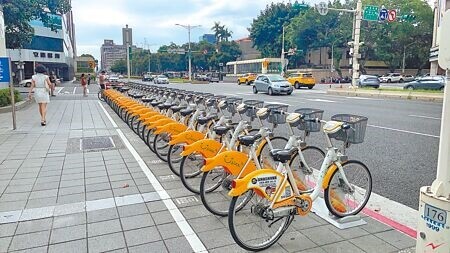 
多數民眾騎乘YouBike通勤、上學，北市議員李明賢調閱資料發現，有民眾最遠從北市騎了240公里、租借3317分鐘至嘉義。（劉彥宜攝）
