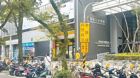 
為強化路口行人安全，新北警篩選出39處易肇事及易違規路口，建置多功能科技執法設備。（賀培晏攝）
