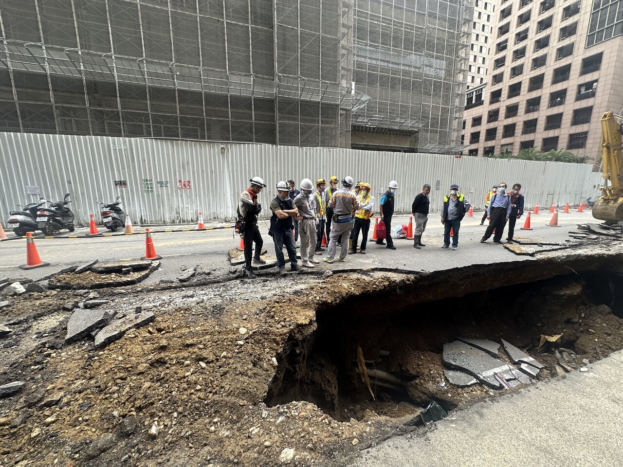 竹北「豐采520」大型建案發生天坑塌陷，停工一年多爭議依舊未平。圖／報系資料照 