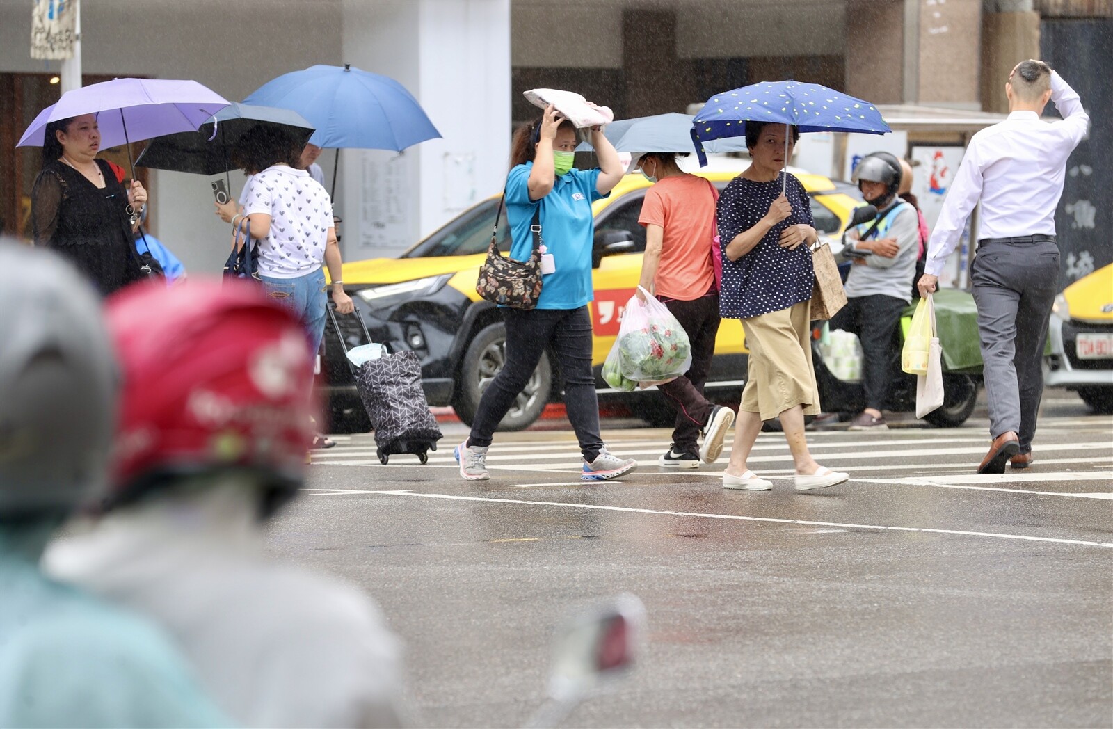 東北季風減弱，但今晨大台北東側、東半部仍有局部降雨。聯合報系資料照片 