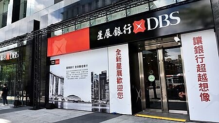 進入第四季,民眾即將領年終獎金,各外銀積極推出信用卡促刷優惠,星展銀行針對iPhone 16系列提供購機分期最高30期0利率優惠、旅遊訂房及海外消費提供最高15%刷卡折扣、刷保費最高1萬元刷卡金回饋、綁定電子支付最高15%回饋,以及演唱會優先購票禮遇;針對年末消費需求,豐銀行提供分期優惠,最高1.2萬元刷卡金回饋,渣打銀行則提供滿額最高3,000元刷卡金回饋。圖∕本報資料照片