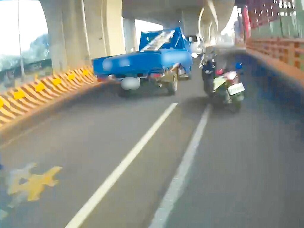 台中市61歲游姓男子遭竊盜通緝,19日傍晚5時多駕駛小貨車遭警攔查卻拒檢,警方共開6槍,游男仍加速逃離。游男20日中午在北屯區落網。圖/民眾提供