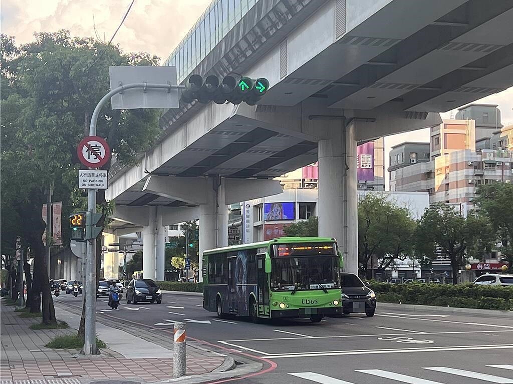 為改善公車服務品質，台中市議員張家銨要求在「台中市市區公車營運與服務品質督導及評鑑委員會」納入乘客代表。圖／林欣儀攝
