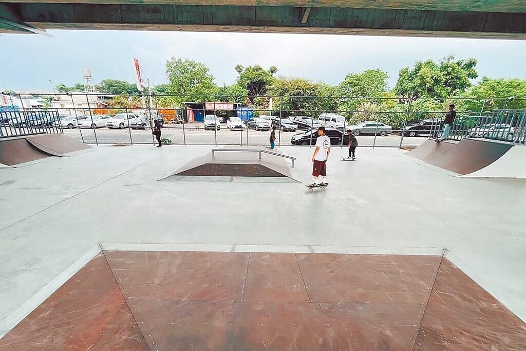 桃園市平鎮區公所於台66橋下空間設置目前全台規模最大且設施完善的極限運動場,玩家們期盼場地應妥善維護管理,並訂定使用辦法避免練習時與民眾發生衝突產生危險。圖/彭俊豪提供