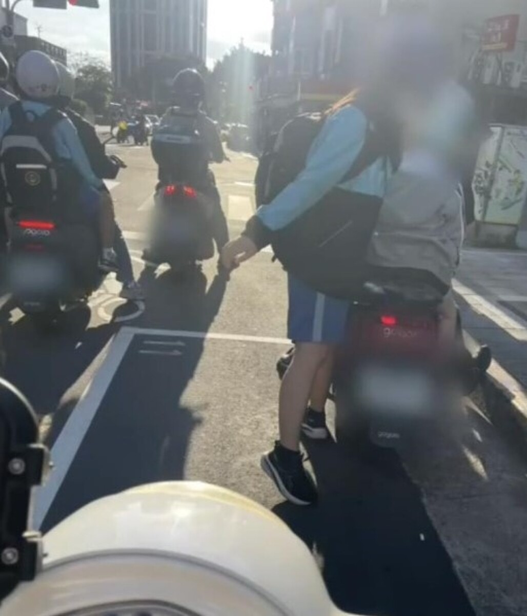 家長接送小孩上下學時,常因校門口不好停車,只好趁紅燈讓孩子在馬路上下車相當危險,議員發現,北市國小僅有4所設有臨停車格供家長接送,要求交通局全面盤查檢討。圖/議員洪婉臻辦公室提供