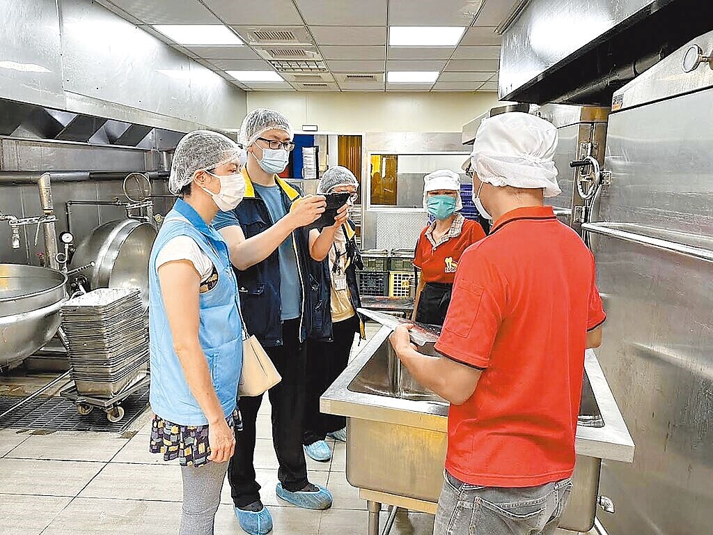 桃園市今年至今抽查營養午餐,不合格率約為5.5%,較去年下降,今年也將自主增加200件抽查,加強維護孩童飲食安全。 圖/桃園市教育局提供