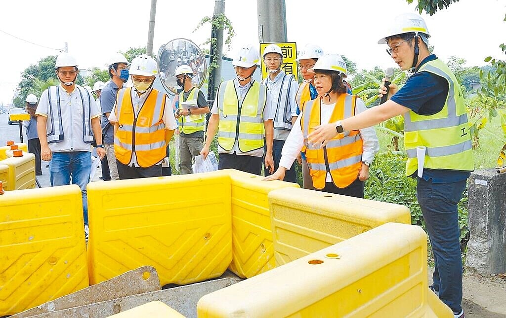 嘉義市長黃敏惠（右二）日前率市府團隊視察重大市政工程「嘉義市重慶二街道路拓寬及新闢工程」，聽取施工團隊說明工程進度及施作情形。圖／嘉義市政府提供