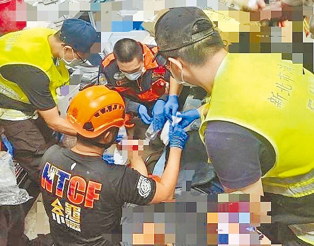 新北市消防局14日執行緊急救援時,突破管制藥品使用限制,成為全台首例在救援現場以嗎啡協助傷者止痛的案件。圖/新北市消防局提供