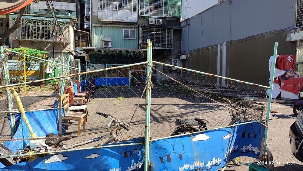 板橋區公館街、金華街交叉口處綠地,在土地活化改善前常有堆置廢棄家具或隨意停放車輛等情形。〈工務局提供〉