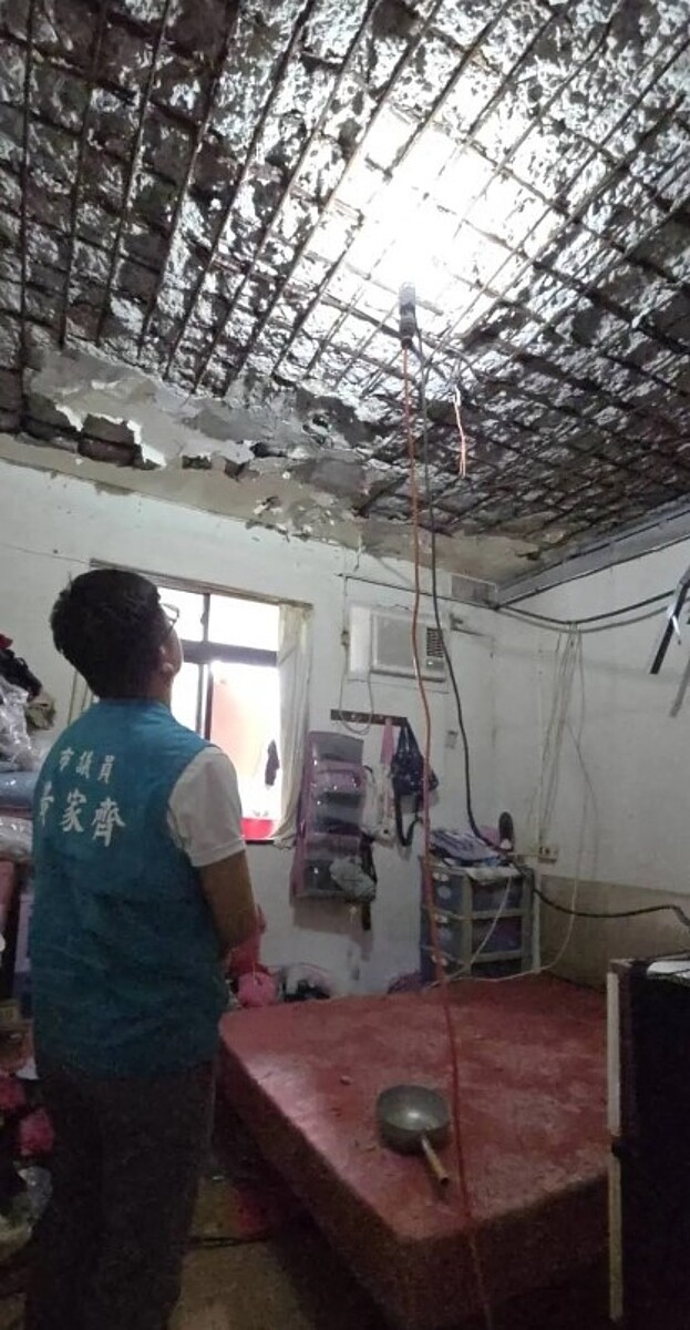 桃園市桃園區東埔里一處民宅主臥室天花板無預警掉落，所幸事發時無人在房內，否則後果不堪設想。圖／桃園市議員黃家齊提供
