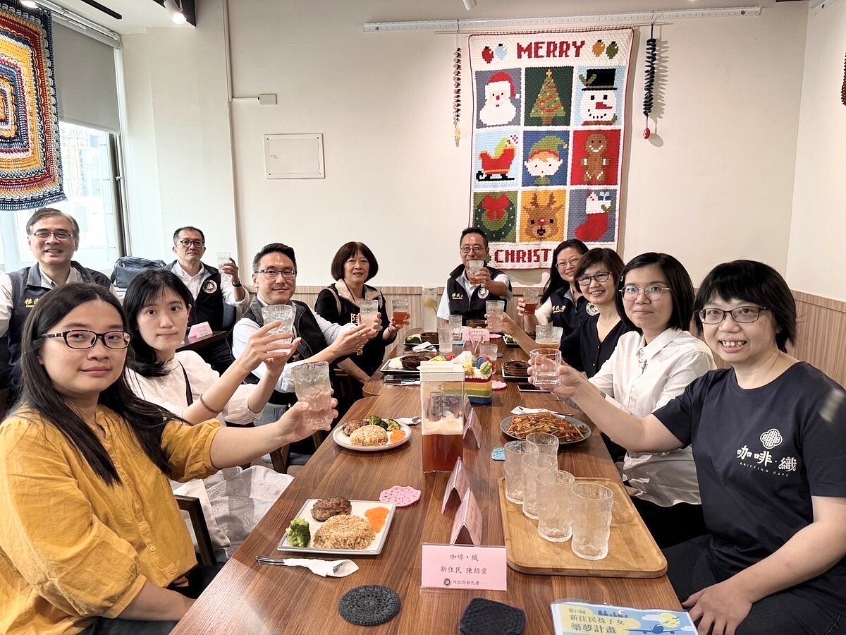 陸委會與策進會10月18日出席內政部移民署聯合訪視活動,關懷於2021年移居來台,現於台中經營咖啡廳的香港新住民夫婦陳紹棠及吳穎怡。(圖/策進會提供)