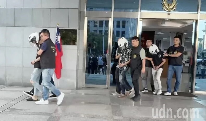 台中市許姓男子前天在七期豪宅內被虐死,檢警今查緝4名涉案人到案,依殺人等罪,移送台中地檢署偵辦。圖/記者陳宏睿攝影