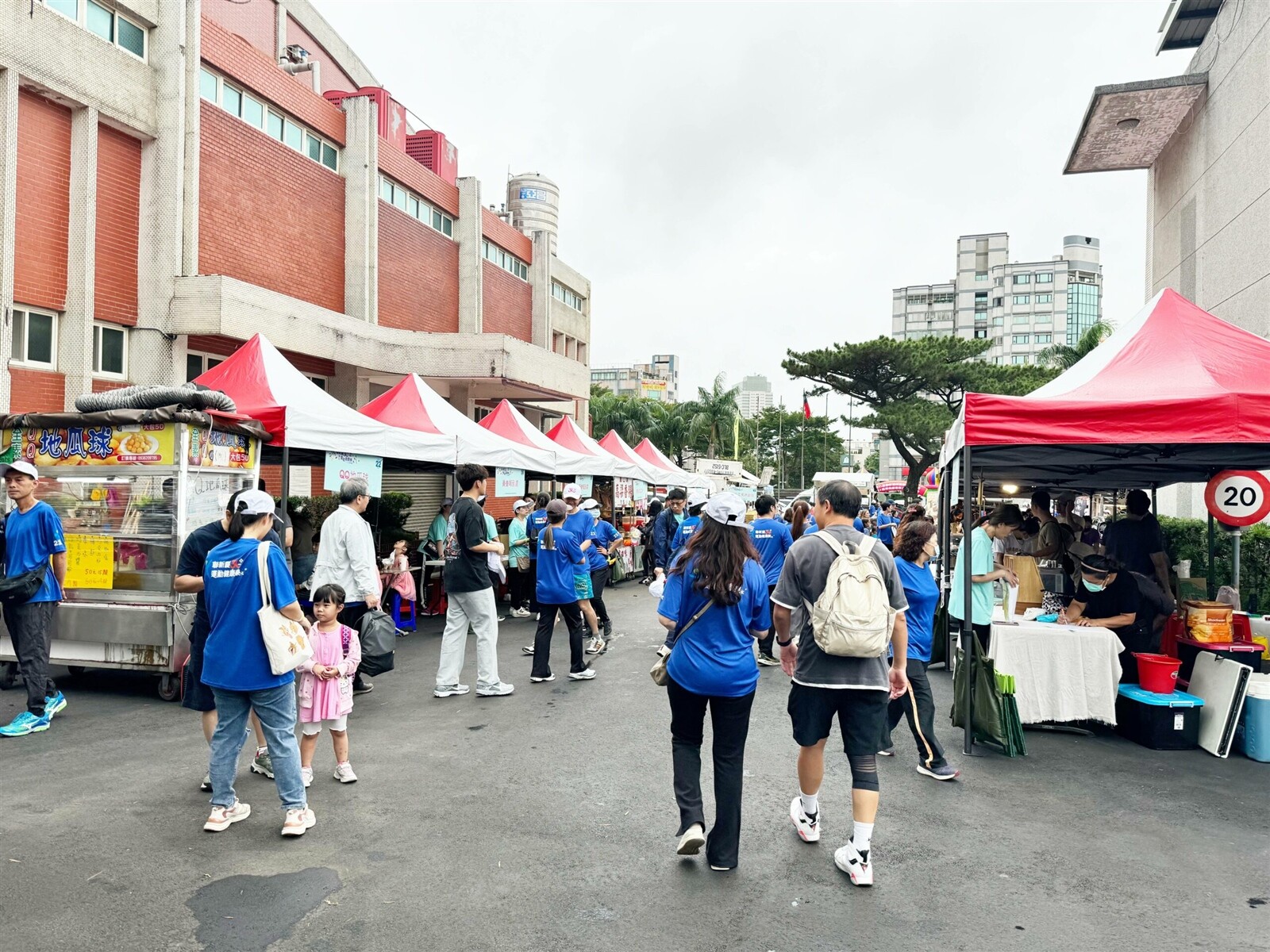 特色園遊會邀請各大網紅打卡名店30攤位，包括各式美食、質感手作、客家手作、客家小吃、童玩遊戲、文創好務、特色甜點等，美食結合童玩，吸引大批民眾排隊參與。圖：聯新國際醫院提供