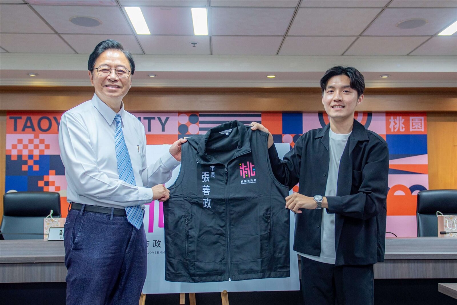 桃園市政府的背心LOGO由桃園設計庫人才所設計。圖:翻攝自新聞處