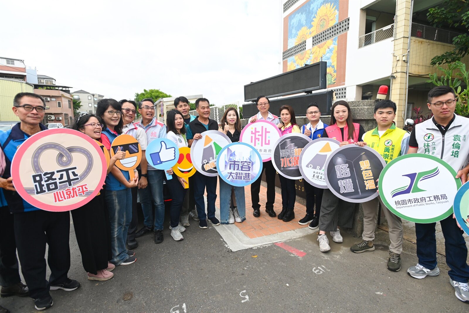 桃市國中小學共270所,目前已規劃改善104所學校通學廊道。圖:市府提供