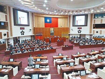 
台北市詐騙案件破獲率雖然年年攀升，不過，台北市議員洪健益21日指出，民眾被詐騙的財損也在成長，呼籲警方解決詐騙要從源頭抓起。（予菱攝）
