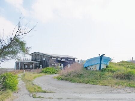 
雲林縣台西鄉「海口生活館」荒廢2年多淪為蚊子館，縣府建設處21日表示為配合「綠色智慧漁業產業園區」的設置，生活館將拆除重建為園區服務中心。（張朝欣攝）
