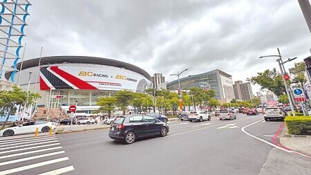 高市交通壅塞被評比為亞洲第6塞,高市府交通局將提AI管控解方。圖為高雄巨蛋周邊塞車情形。(柯宗緯攝)