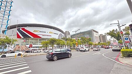 
高市交通壅塞被評比為亞洲第6塞，高市府交通局將提AI管控解方。圖為高雄巨蛋周邊塞車情形。（柯宗緯攝）
