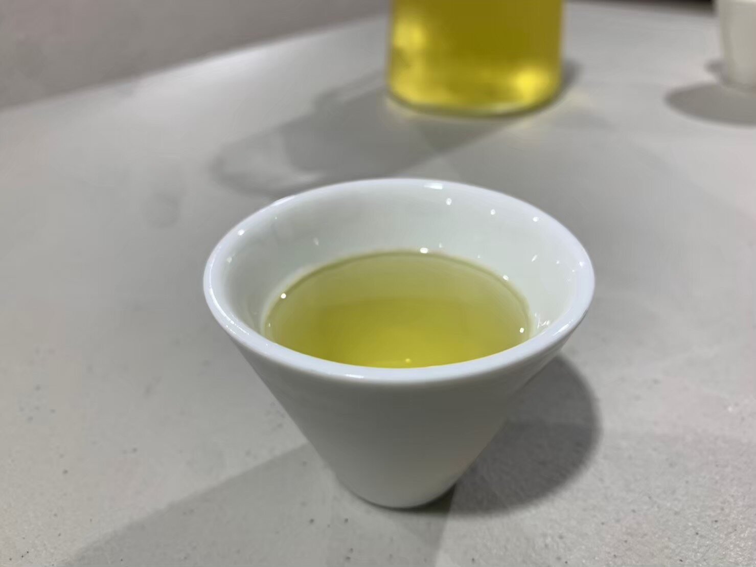 不少民眾都有喝茶習慣,但對過期茶葉能否繼續沖泡飲用看法不一,醫師則建議,應在產品保存期限內食用完畢。記者翁唯真/攝影