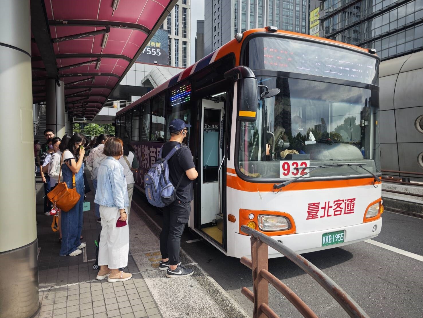 雙北聯營公車運價2022年調整為23.4704元，不過票價維持15元。本報資料照 