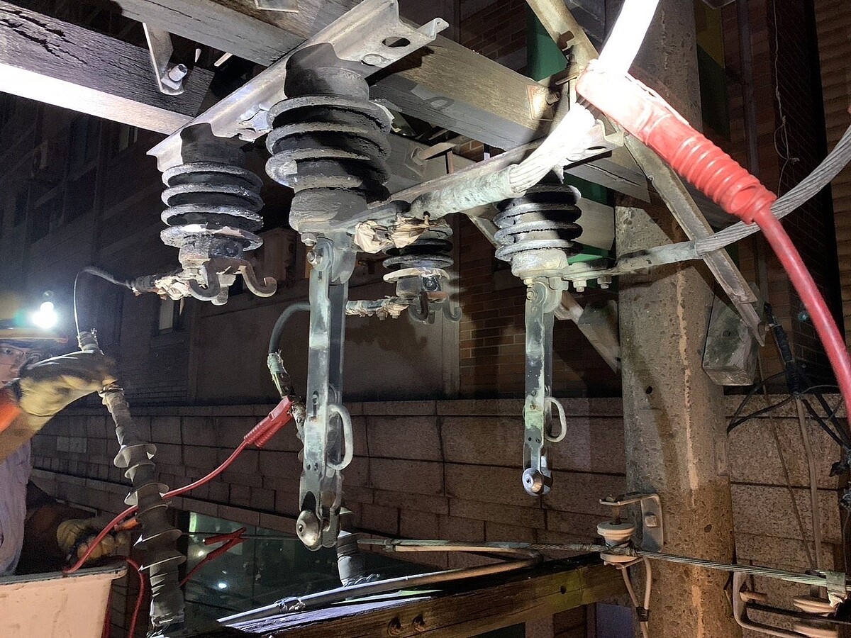 桃園市桃園區中正路的高壓電線,21日凌晨故障爆炸還發出閃光,造成904戶短暫停電12分鐘,台電緊急修復也為此道歉。圖/台電桃園區營運處提供