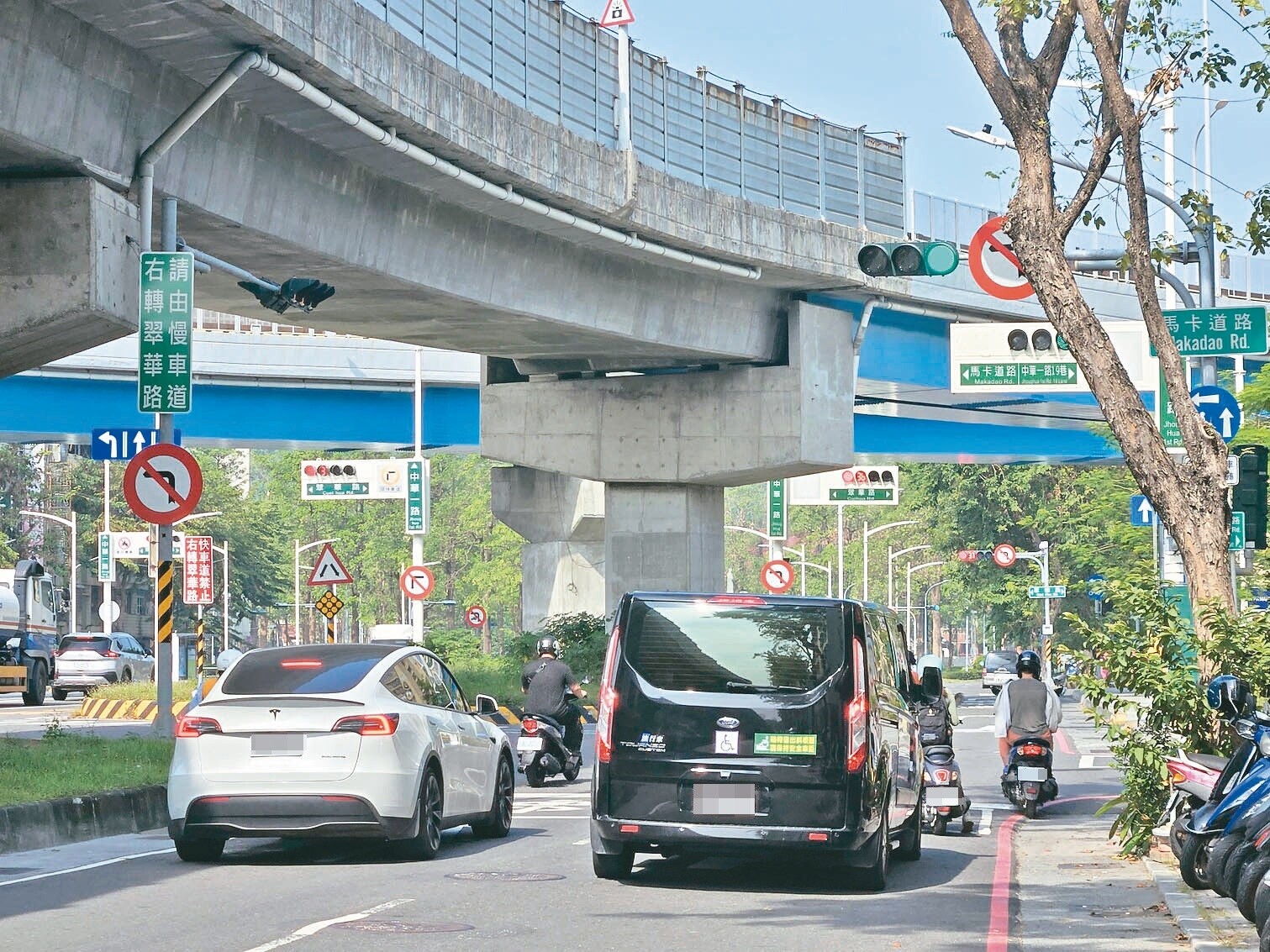 高雄翠華路與中華路口往左營大路方向，號誌不連貫，引發民眾批評。記者王勇超／攝影 