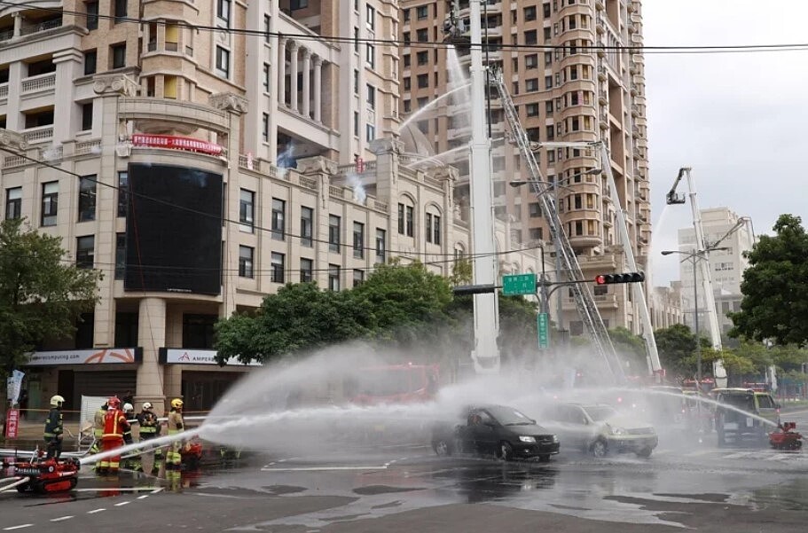 新竹縣竹北地區人口持續增加，10層以上大樓超過500棟，新竹縣消防局第一大隊21日在竹北哈洛徳社區辦高樓層搶救演練。圖／新竹縣政府提供
