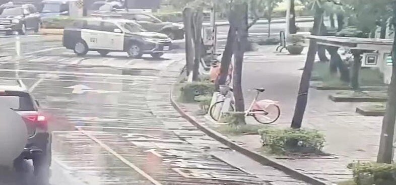 台北市內湖區民權東路六段一處透天民宅,疑遭槍手持空氣槍試槍射擊玻璃,警方獲報到場。圖/記者蕭雅娟翻攝