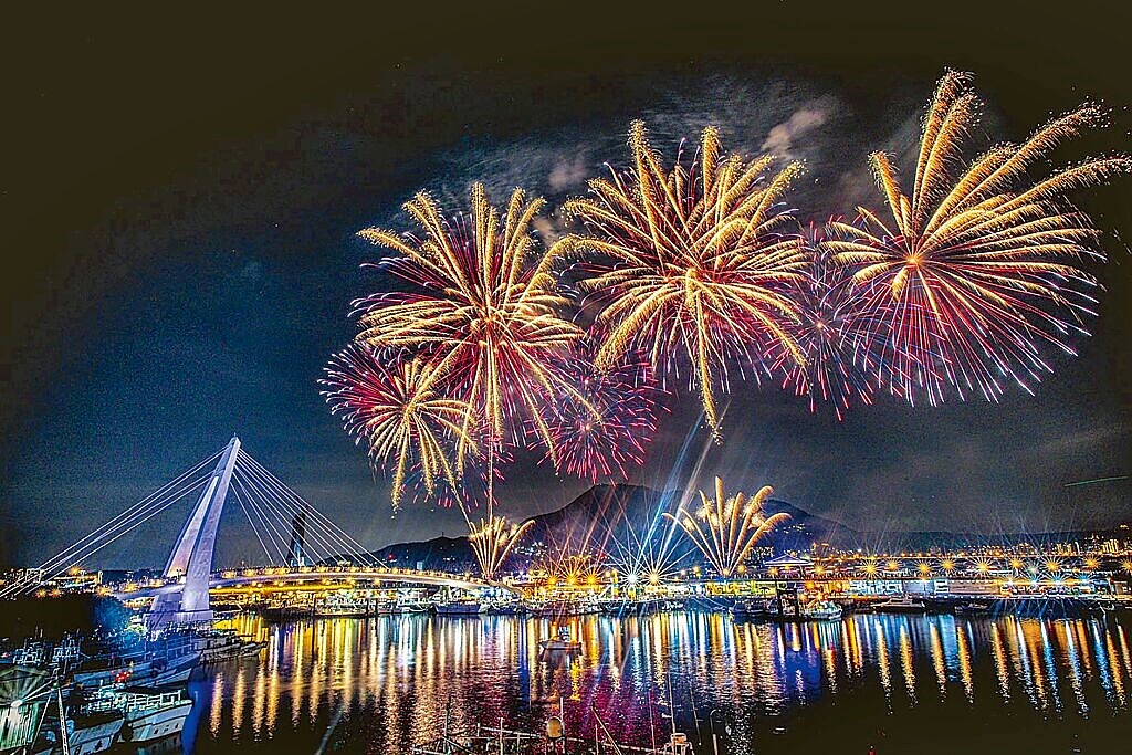 新北市漁業處8月9日至9月8日舉辦「淡水漁人碼頭仲夏繽紛樂」,開閉幕煙火秀活動當天各有約6萬人進場。圖/新北市漁業處提供