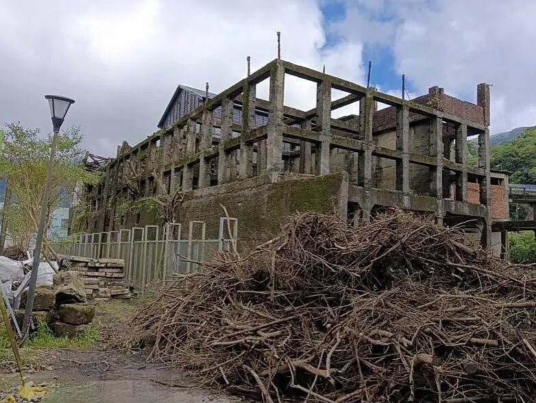 新北市歷史建築瑞芳瑞三鑛業修復及再利用第2期工程今天動土，修復主體建築周邊的機具殘跡空間修復，並美化運煤動線環境景觀。圖／記者邱瑞杰攝影
