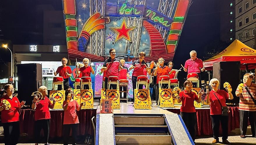 永慶房屋參與新北市新店區忠孝里辦公處舉行的重陽活動,現場長者熱情演出,炒熱活動氣氛。(圖/永慶房屋提供)