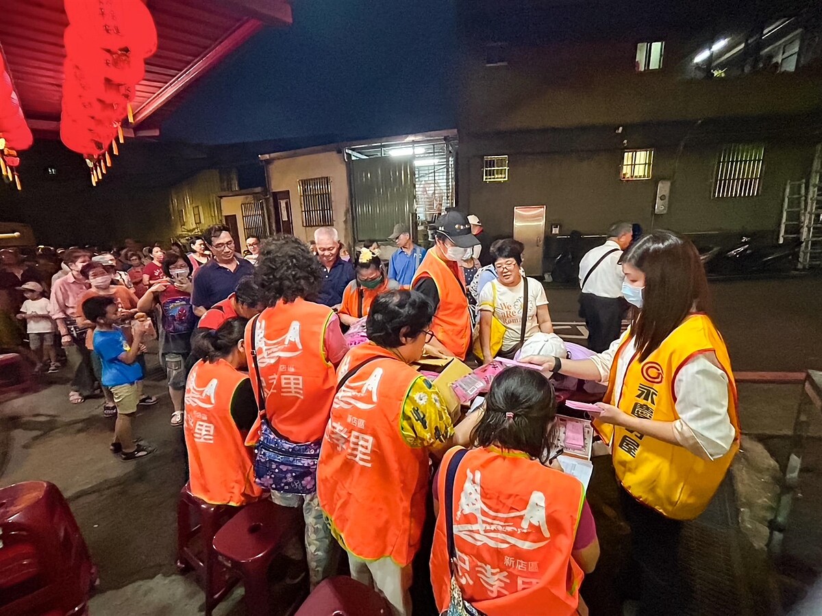 永慶房屋擔任活動志工協助發送重陽物資給長輩,讓活動圓滿進行。(圖/永慶房屋提供)