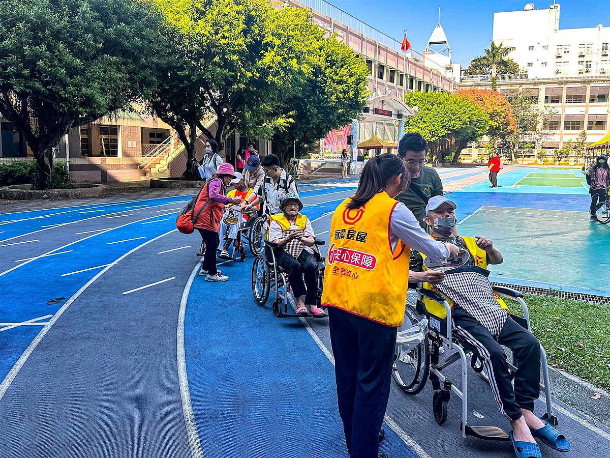 永慶房屋熱情相挺「第二屆銀髮魅力嘉年華」,贈送扇子讓長輩避免炎熱中暑。(圖/永慶房屋提供)