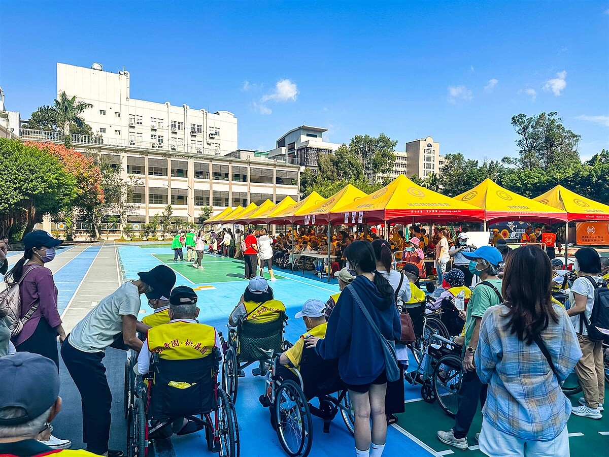 永慶房屋贊助臺北市社區銀髮族協會25頂帳篷,讓未參賽長輩有遮陽地方休息。(圖/永慶房屋提供)