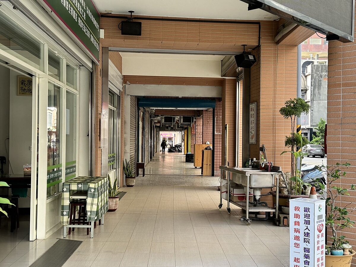 光明九路於縣政九路、縣政七街間騎樓內之違章建築,經勸說後,屋主、業者已陸續於10月自行拆除打通,讓學童通行更加便利。圖/新竹縣工務處提供