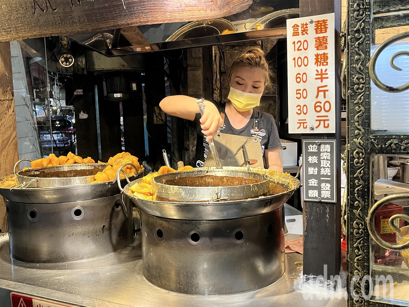 嘉義市「咱台灣人的冰」蕃薯糖還有在賣，顯示店家不忘本，內行人也都會加點蕃薯糖，回味這傳統滋味。記者李宗祐／攝影 