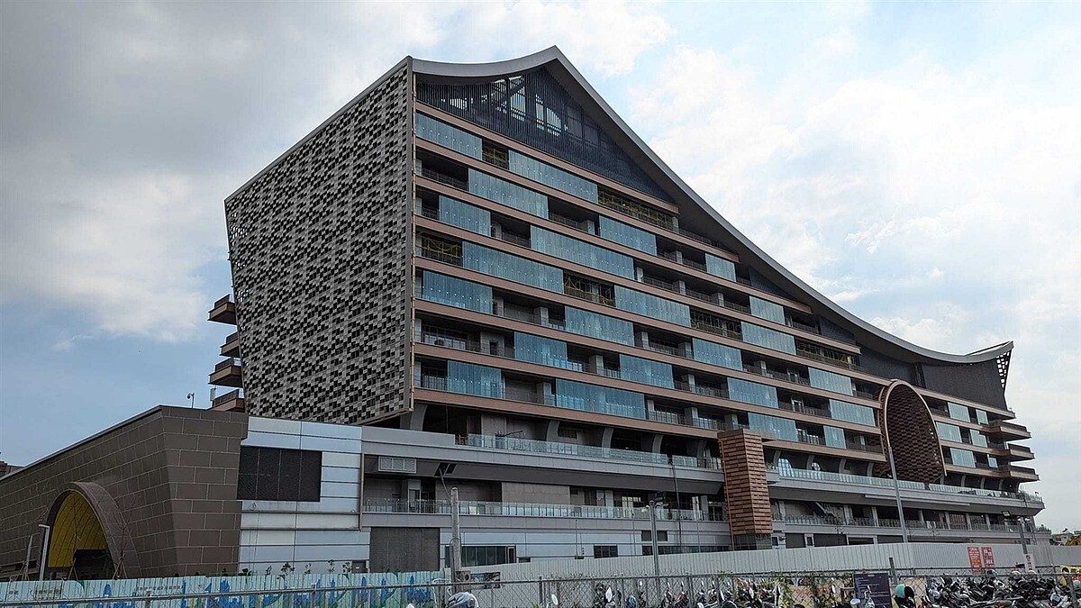 台鐵鳳山車站開發大樓「空中鳳城」10月14日二度召開招商說明會,並招商調降5大條件,盼吸引更多廠商投標。聯合報系資料照