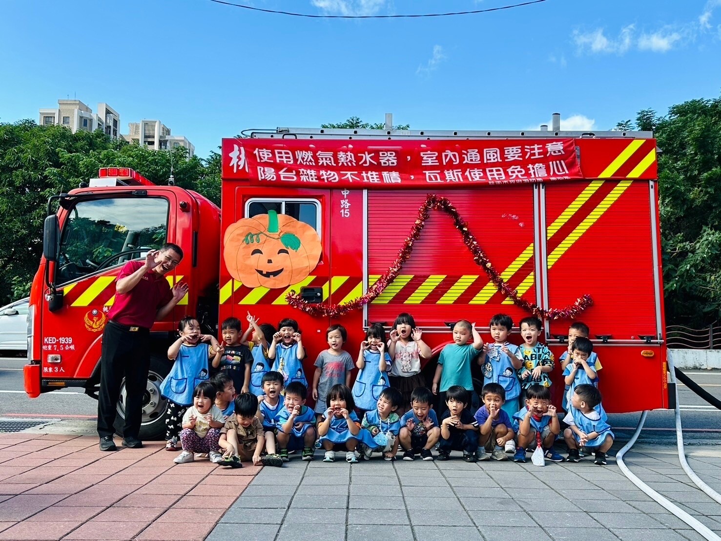 中路分隊在國強非營利幼兒園舉辦變裝消防體驗活動。圖：讀者提供