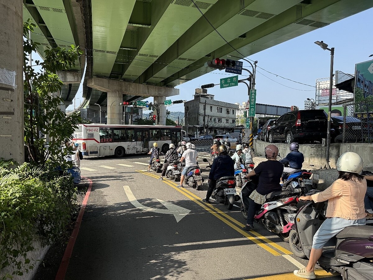 北山大橋下橋路口配置機車右轉車道及右轉箭頭綠燈。圖／新北市交通局提供