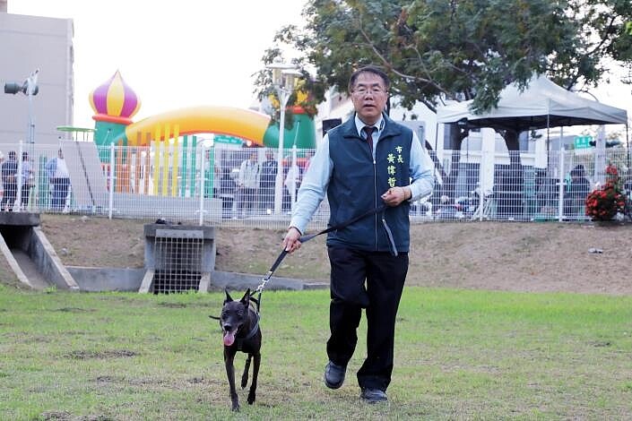 南市東區竹篙厝寵物友善公園完工啟用，黃偉哲帶愛犬黑妞奔跑同樂。圖／台南市政府提供