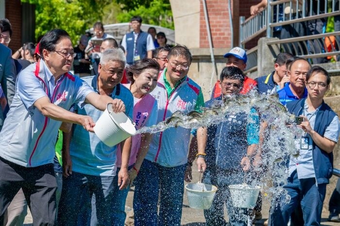 魚苗放流活動不僅具有教育意義也有自然生態保育的意涵。圖：市府提供