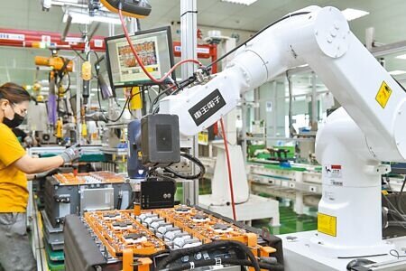 勞動部委外研究發現,在產業未因應淨零、轉型的情況下,以電子零組件業減少的就業人數最多,2025年就將有超過1萬勞工失業。(本報資料照片)