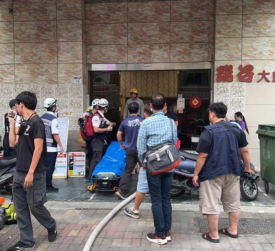 高雄市瑞谷商旅今天清晨發生火警,1男子不治。圖/讀者提供